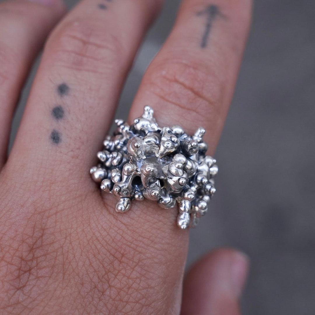 Drop drop with a stone ring